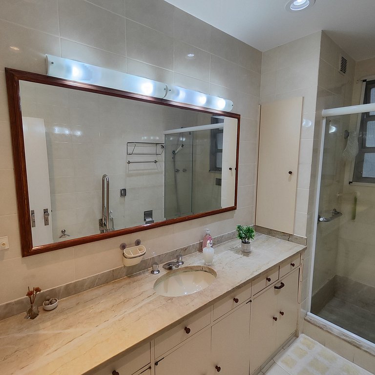 Luxuoso Apartamento 3 quartos na Praia do Leme